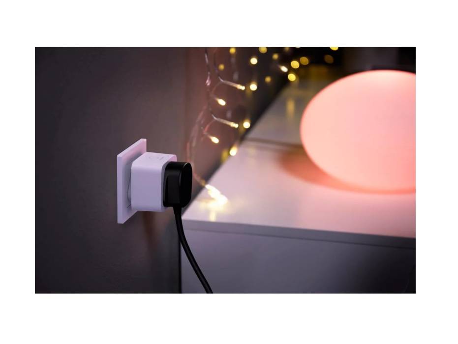 NewProject_75_be99869e-ef40-4998-bd3b-c05e99284739.jpg Philips Hue Smart Plug, White in-use view